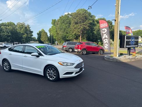 Used 2017 Ford Fusion SE w/ Fusion SE Technology Package FWD image 5