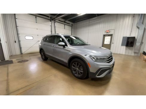 Used 2024 Volkswagen Tiguan SE image 2