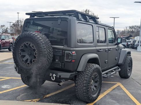 Used 2018 Jeep Wrangler Unlimited Sahara image 3