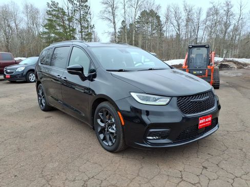 Used 2022 Chrysler Pacifica Limited w/ S Appearance Package FWD image 8