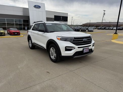 Certified 2023 Ford Explorer XLT w/ Equipment Group 202A AWD/4WD image 3