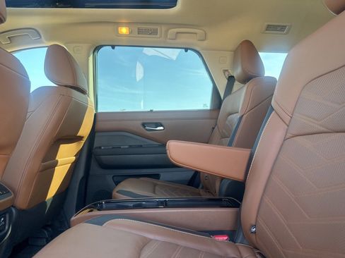 Used 2025 Nissan Pathfinder Platinum image 39