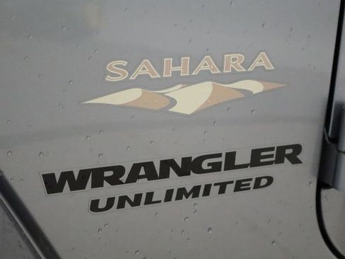 Used 2014 Jeep Wrangler Unlimited Sahara w/ Connectivity Group AWD/4WD image 10