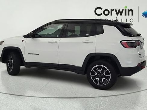 Used 2025 Jeep Compass Trailhawk AWD/4WD image 3