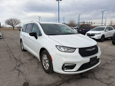 Used 2024 Chrysler Pacifica Touring-L image 2