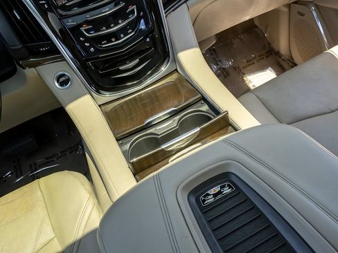 Used 2020 Cadillac Escalade Premium Luxury AWD/4WD image 21