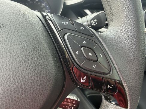 Used 2020 Toyota C-HR LE FWD image 16