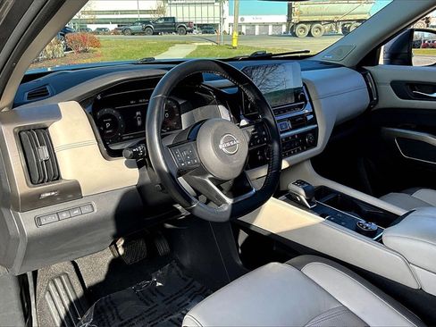 Used 2022 Nissan Pathfinder Platinum w/ Cargo Package image 18