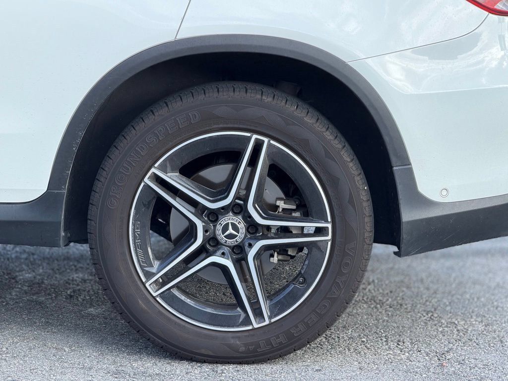 Used 2022 Mercedes-Benz GLC 300 4MATIC image 3