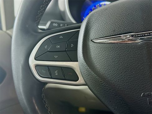 Used 2022 Chrysler Pacifica Touring-L image 24