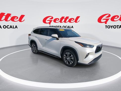 Used 2021 Toyota Highlander XLE image 2