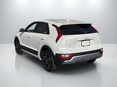 Certified 2025 Kia Niro LX image 5
