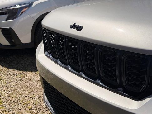 Used 2024 Jeep Grand Cherokee Altitude image 5