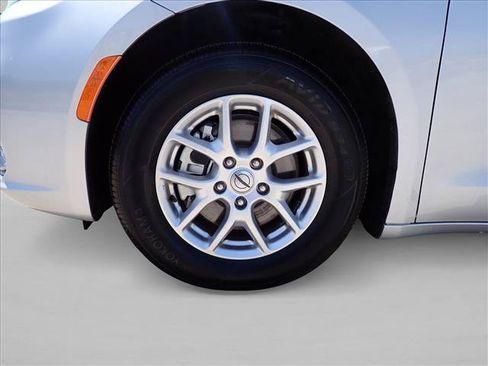 Used 2024 Chrysler Pacifica Touring-L FWD image 7