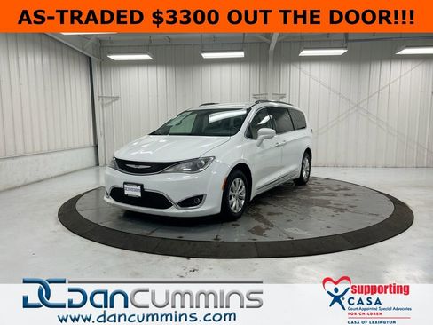 Used 2018 Chrysler Pacifica Touring-L FWD image 1