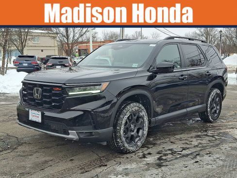 Certified 2025 Honda Pilot TrailSport image 1