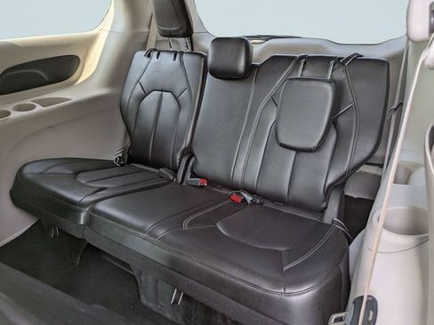 Used 2024 Chrysler Pacifica Limited FWD image 16