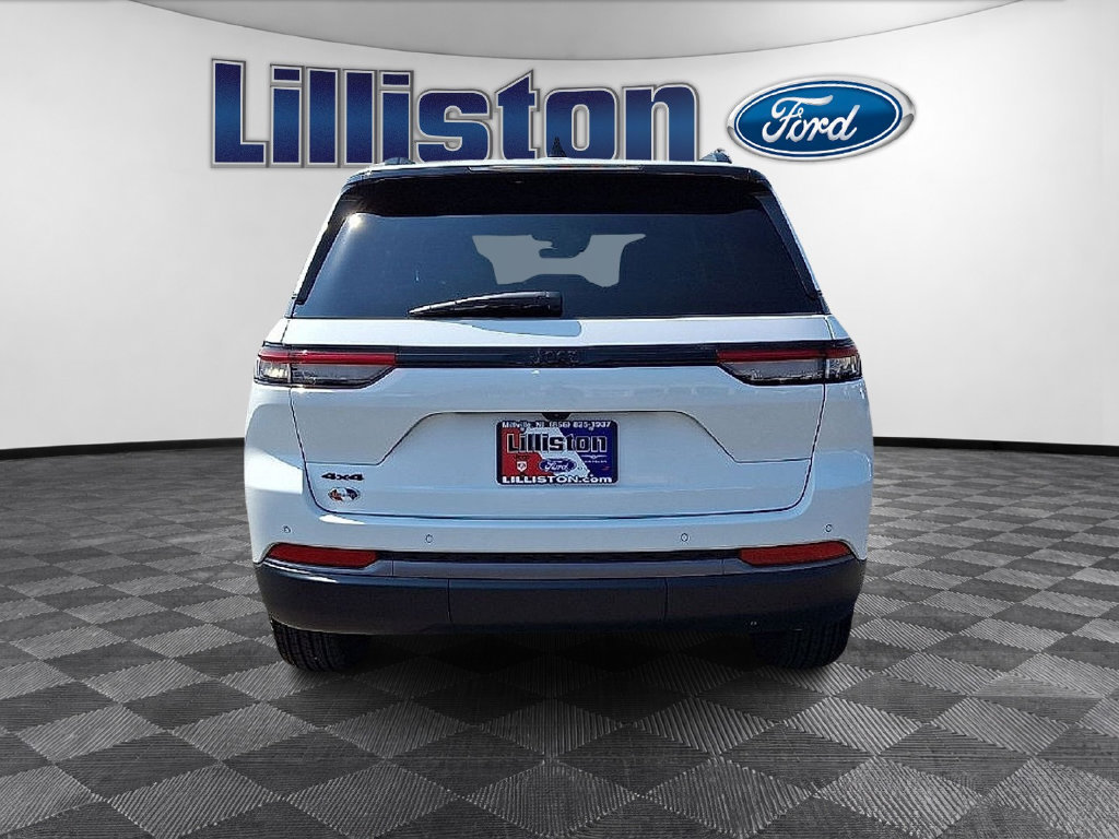 Used 2026 Jeep Grand Cherokee Altitude AWD/4WD image 5