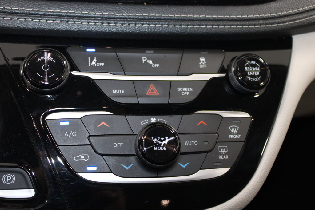 Used 2023 Chrysler Pacifica Touring-L FWD image 38