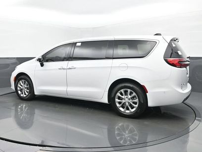 New 2025 Chrysler Pacifica Select w/ Uconnect Theater Family Group