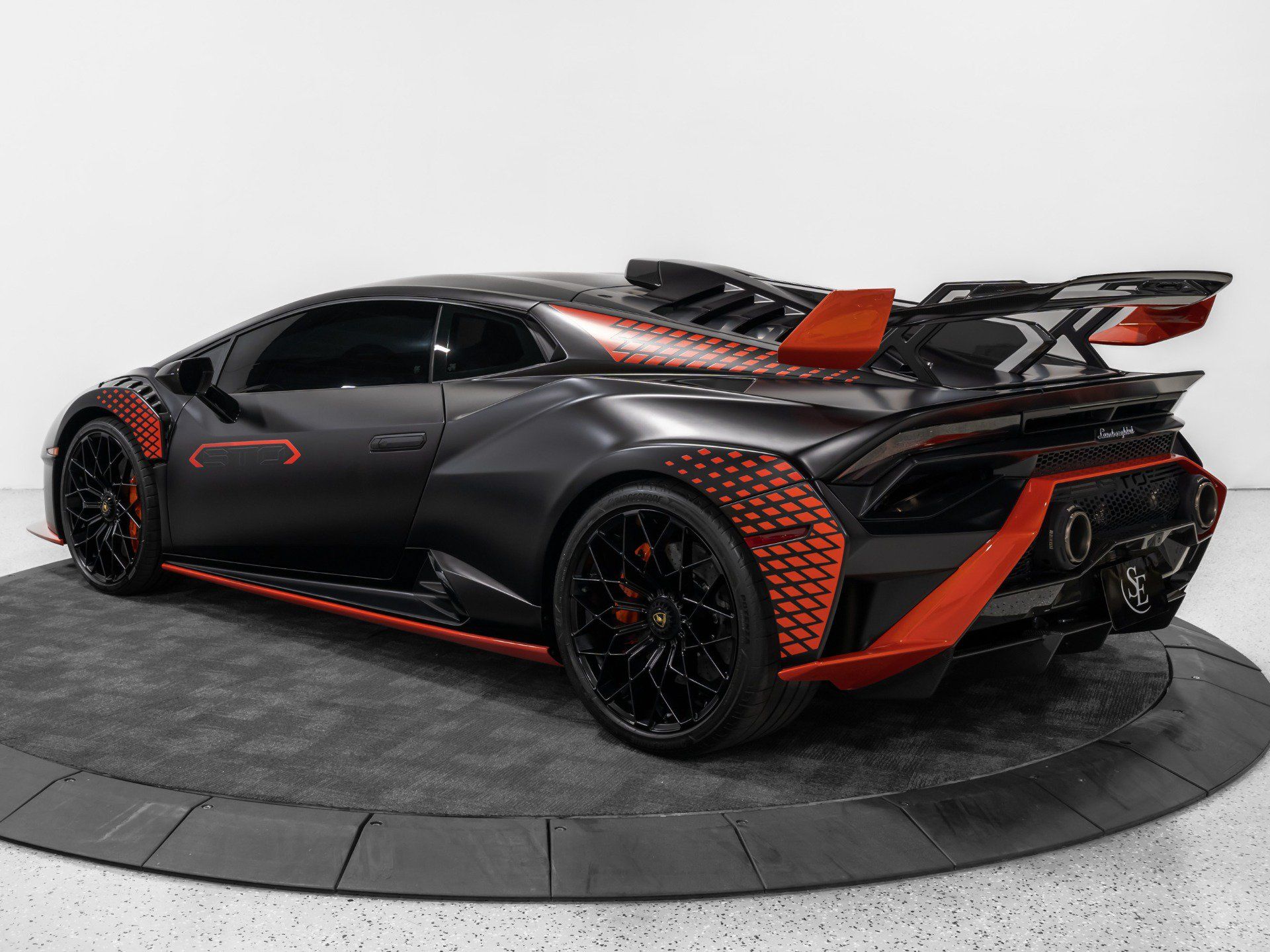 Used 2024 Lamborghini Huracan STO RWD image 5