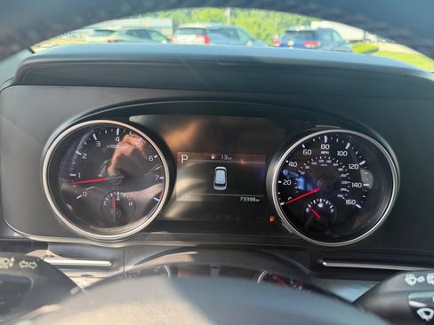 Used 2023 Kia Carnival LX FWD image 16