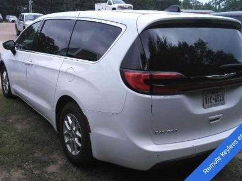 Used 2025 Chrysler Pacifica Select FWD image 10
