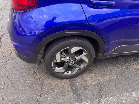 Used 2023 Hyundai Venue Limited FWD image 7