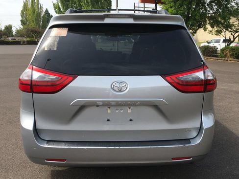 Used 2020 Toyota Sienna LE w/ Carpet Mat Package FWD image 5