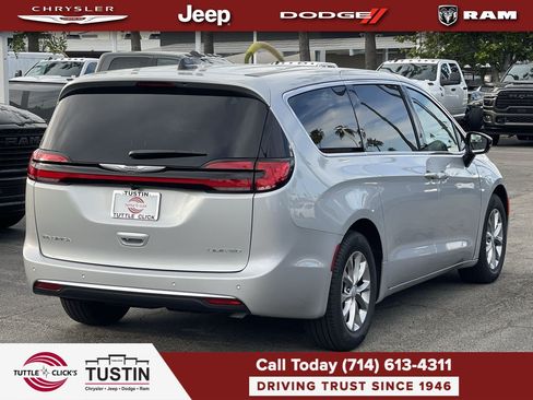 New 2026 Chrysler Pacifica Limited w/ Uconnect Theater Family Group FWD image 6
