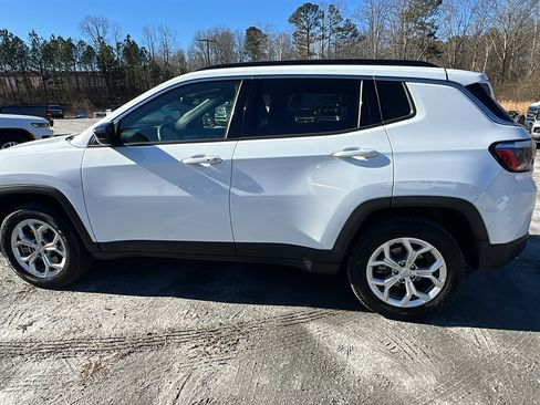 Used 2024 Jeep Compass Latitude image 11