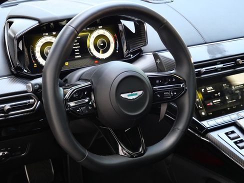 Used 2025 Aston Martin V8 Vantage Coupe RWD image 11