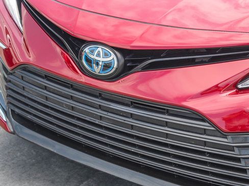 Used 2022 Toyota Camry XLE w/ Navigation Upgrade Package FWD image 6