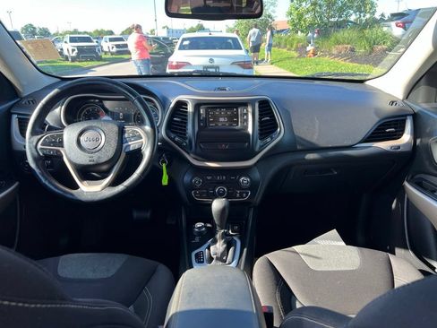 Used 2018 Jeep Cherokee Latitude w/ Cold Weather Group AWD/4WD image 5
