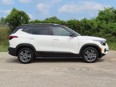 Certified 2023 Kia Seltos S w/ Navigation Package AWD/4WD image 2