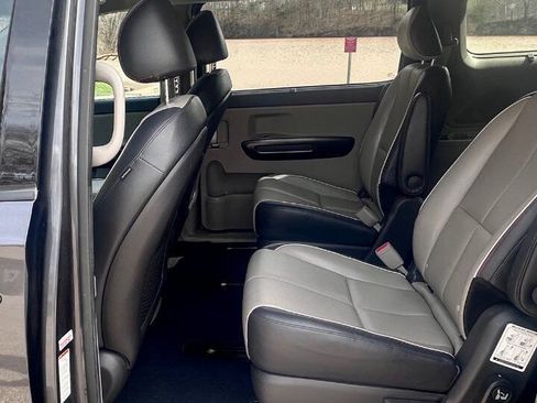 Used 2015 Kia Sedona SX FWD image 28
