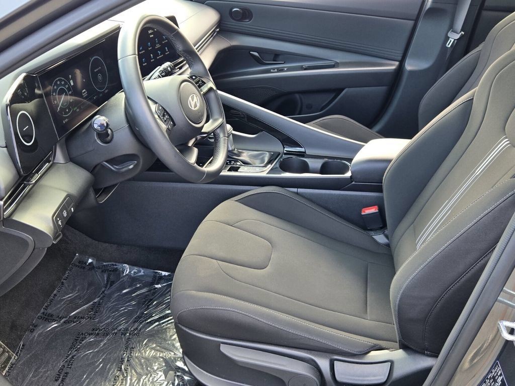 Certified 2025 Hyundai Elantra SEL FWD image 10