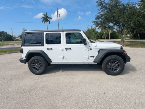 Used 2025 Jeep Wrangler Unlimited Sport AWD/4WD image 3