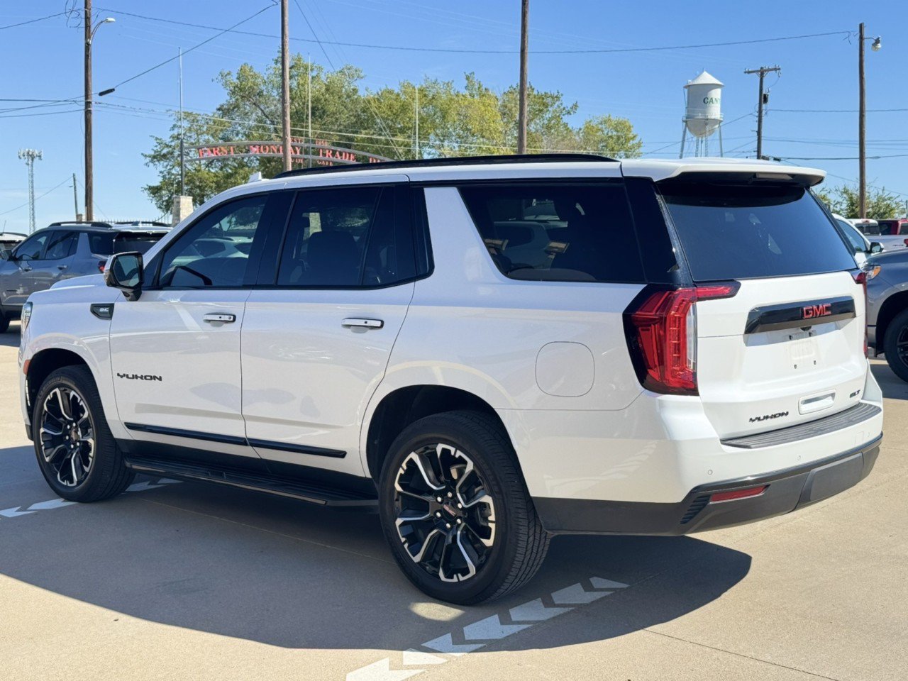 Used 2023 GMC Yukon SLT w/ SLT Premium Package AWD/4WD image 4