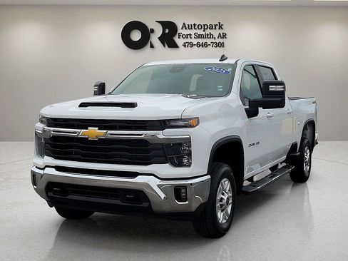 Used 2025 Chevrolet Silverado 2500 LT w/ Convenience Package AWD/4WD image 2