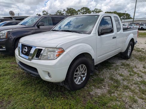 Used 2020 Nissan Frontier SV RWD image 2