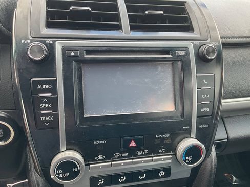 Used 2014 Toyota Camry SE w/ Leather Package FWD image 16