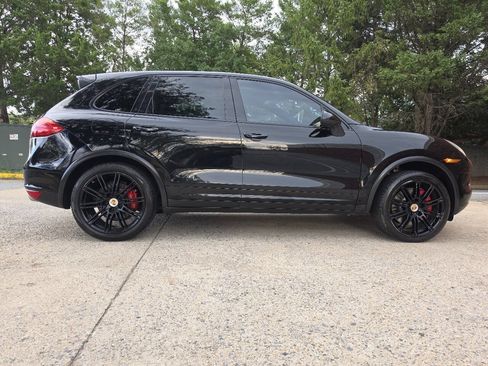 Used 2011 Porsche Cayenne Turbo AWD/4WD image 2