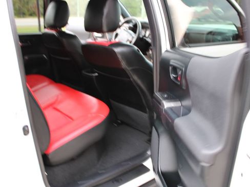 Used 2017 Toyota Tacoma TRD Sport w/ Tow Package (A/T) AWD/4WD image 13
