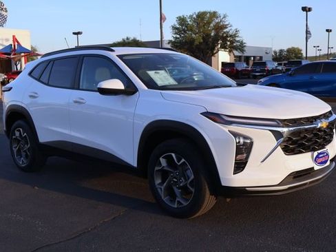 Used 2025 Chevrolet Trax LT w/ LT Convenience Package image 11