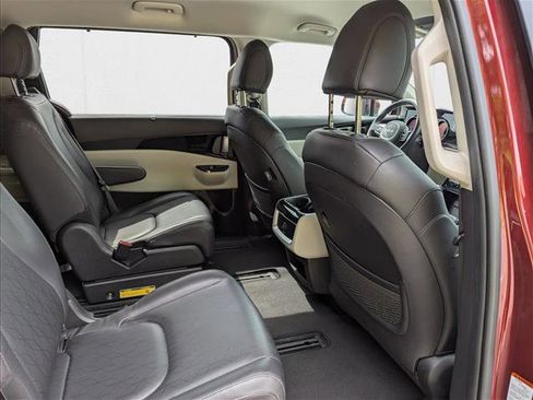 Used 2024 Kia Carnival EX image 24