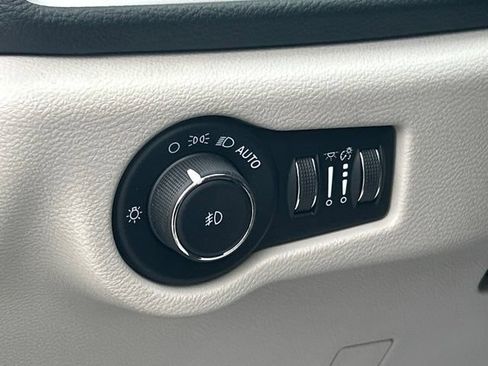 Used 2021 Chrysler Pacifica Touring FWD image 21