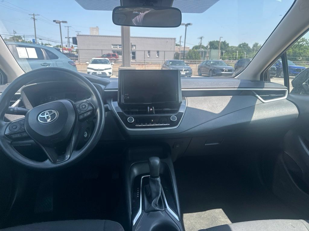 Used 2025 Toyota Corolla LE FWD image 30
