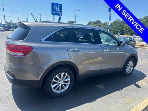 Used 2017 Kia Sorento FWD image 4