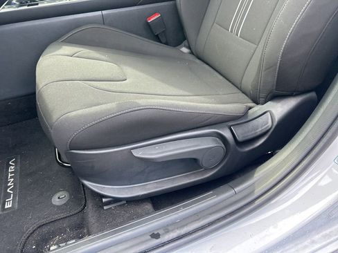 Used 2025 Hyundai Elantra SEL FWD image 11
